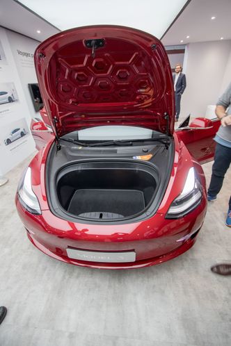 Model 3 har bagasjerom under panseret. Foto:  Marius Valle