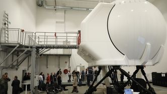 SIMULATOR: Slik ser simulatoren ut fra utsiden. Her fra åpningen. Foto:   Kartverket