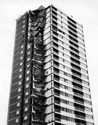 Høyblokka Ronan Point etter at den raste sammen i 1968. Foto: Topfoto/NTB Scanpix
