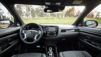 <em>(Klikk bildet for å se større utgave.) </em>Romslig i førersetet og passasjerplassen, men også i baksetet. Under en testtur med tre velvoksne menn var det ingenting å utsette fra fører eller passasjerer. Foto: Delta V