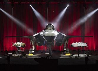 Utrullingsseremoni for det første tyrkiske F-35A i juni i år. Til høyre er en mockup av kryssermissilet SOM-J fra tyrkiske Roketsan, som de har ambisjoner om å integrere internt i flyet, slik at det dermed blir en konkurrent til JSM fra Kongsberg.