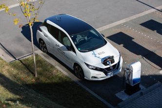 Leaf koblet til en V2G-lader. Foto:  Nissan