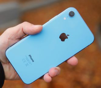 iPhone XR fås i en rekke ulike farger – vi synes vårt lyseblå testeksemplar ser riktig så lekkert ut. Foto: