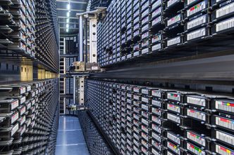 Har enorme mengder med data. Fotografiet viser en taperobot i det digitale sikringsmagasinet til Nasjonalbiblioteket. Foto: Nasjonalbiblioteket/Jan Inge Larsen