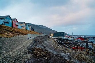 En egen voll over bygningsmassen skal beskytte mot smeltevann. Foto:  Eirik Helland Urke