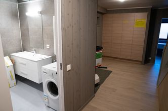 Fra badet og inngangspartiet på en av boligene. Foto:  Eirik Helland Urke