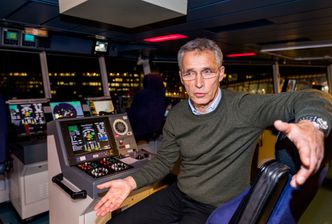 NATO-generalsekretær Jens Stoltenberg på broen på HMDS Esbern Snare i Trondheim under NATO øvelsen Trident Juncture 2018. Foto:  Gorm Kallestad/NTB Scanpix