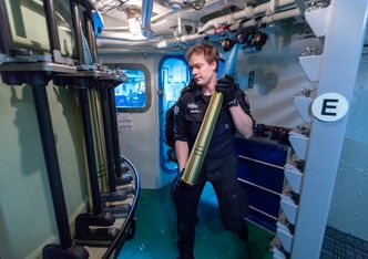 Besetning lader 76mm kanon på KNM Otto Sverdrup utenfor Trøndelagskysten under Nato-øvelsen Trident Juncture 2018. Foto:  Gorm Kallestad/NTB Scanpix
