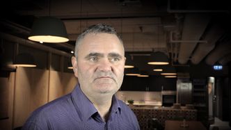 Tor Egil Braadland er mannen bak brettspillet med utgangspunkt i norsk oljehistorie. Foto: Eirik Helland Urke