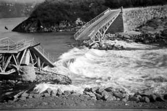 Slik så det ut da allierte soldater hadde sprengt brua over Finneidstraumen i mai 1940 før det tyske felttoget nådde fram da de rykket gjennom i Nordland. Foto: Karl Marth, Arkiv i Nordland/Wilkipedia