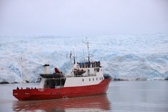 Nærkontakt med isbre på Svalbard. Foto:   Tore Stensvold