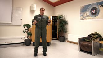 Ståle Nymoen er sjef for den 76 år gamle 332-skvadronen, som etter to års stridspause i fjor gjenoppsto som den første F-35-skvadronen. Onsdag holdt han en brief for 60 journalister, de fleste av dem utenlandske. Foto: Per Erlien Dalløkken