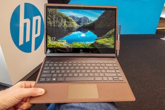 Skinn-PC: HP lanserer nå en ny Spectremodell full av innovasjon, som attpåtil er trukket i skinn. Foto: Odd R. Valmot
