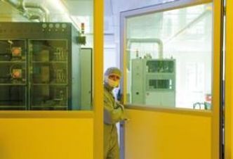 Alle forsøkene kjøres på Mikro- og nanoteknologi-laboratoriet, et hypermoderne laboratorium, eid av UiO og Sintef i fellesskap. For å unngå at eksperimentene blir ødelagt av flass og støv, må forskerne ta på seg støvhindrende drakter. Foto: Yngve Vogt/Apollon