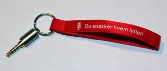 Påminnelsen «Du snakker hvem lytter!» er ifølge NSM like viktig som selve pluggen. Foto: Harald Brombach
