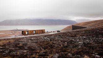 SERVICEBYGG: Slik skal det nye servicebygget utenfor Frøhvelvet se ut når det står klart neste år. Til høyre selve Frøhvelvet, til venstre skimtes flystripa ved Svalbard Lufthavn Longyearbyen. Illustrasjon: Statsbygg