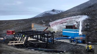 OPPGRADERER: Slik så inngangspartiet ut for noen uker siden, med det nye servicebygget under oppføring til venstre. Bygget er solid fundamentert med stålpåler. Foto: Statsbygg