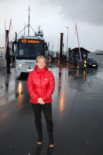 Yvonne Wold vil heller bruke penger på bedre ferjefrekvens og bedre vedlikehold av eksisterende veger og bruer. Foto:   Kjell Herskedal