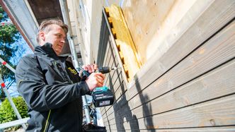 Glava foreslår å bruke ferdigelementer til å isolere byggene i Longyearbyen utenfra. De regner med at det er mulig å spare to tredelen av energibruken i bygg i Longyearbyen. Bildet er fra et pilotbygg i Askim. Foto: Paal-André Schwital