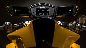 Speilene er i realiteten to Samsung Galaxy A8. Foto:  Mannonimarcello/Energica