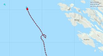 Tankskipet Sola TS blir assistert av taubåten Tenax fra Østensjø Rederi, fem timer etter kollisjonen. Foto: Marine Traffic