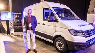 Håkon Wirak, adm. dir. Volkswagen Nyttekjøretøy under visning av elektriske Volkswagen e-Crafter. Foto:  Marius Valle