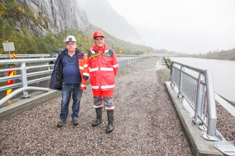 Anleggsleder Bjørn Fossen, Mesta og byggeleder Tor Inge Unhjem, Statens vegvesen foran gang- og sykkelvegen som er anlagt mellom den nye E136-parsellen og elva Rauma. De gamle stabbesteinene langs den gamle vegen er beholdt. Et nytt sommertilbud i naturskjønne Romsdalen. Foto:  Kjell Herskedal