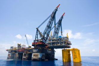 Hvis KNM Helge Ingstad skal løftes om bord på en lekter for transport til Haakonsvern, kan det bli behov for et stort tungløftfartøy, Heeremas Thialf kan ta opp til 14.000 tonn med løftehøyde opp til 93 meter. Foto:  Heerema