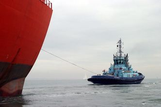Tenax med slakk trosse akter på et oljetankskip. Trossen blir bare strammet og brukt for å bremse eller svinge tankeren etter beskjed fra kaptein eller los. Foto:  Østensjø Rederi