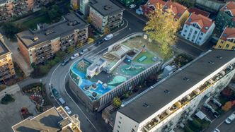 Baglerbyen barnehage: Hvordan få plass til en fullverdig lekeplass for en barnehage midt inne i et tettbygd strøk i Gamlebyen i Oslo? Svaret var å legge den oppe på taket. Under lekeplassen ligger det tak fra Protan. Prosjektet ble nominert til Oslo bys arkitekturpris i 2015. Foto: Protan