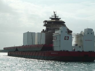 BOA Barge 30 med skroget til Boa Galatea og to mindre lektere på slep i 2008. Foto:  BOA Offshore