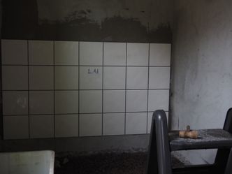 Inne i leca-huset er det satt opp et "bad". Baderom er ekstra utsatt for vibrasjonsskader. Foto: Standard Norge
