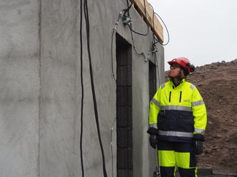 Karin Norén-Cosgriff fra NGI og måleinstrumenter på leca-huset. Foto: Standard Norge