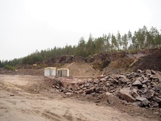 Husene i henholdsvis plasstøpt betong og leca i steinbruddet i Våler. Foto: Standard Norge
