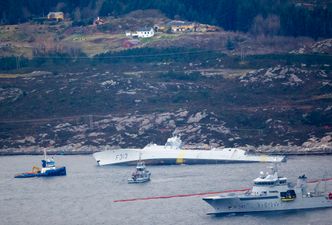 "KNM Helge Ingstad" før den sank ytterligere. På dette tidspunkt så det ut til at fregatten kunne berges relativt intakt. Foto: Jan Kåre Ness / NTB scanpix Foto:  NTB Scanpix