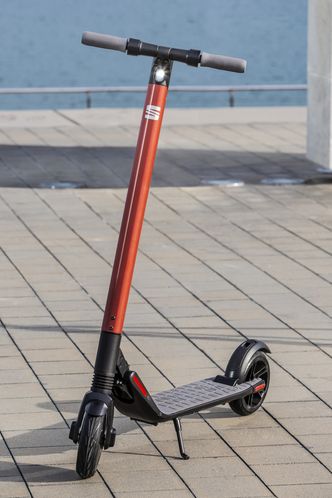Liten bilprodusent, liten sykkel: Sparkesykkelen er nær identisk med Segways Ninebot ES2-sparkesykkel. Foto: Seat