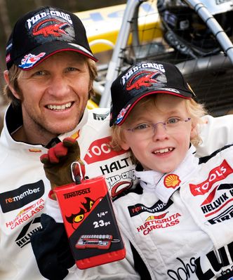 Den første sponsorbetalingen Oliver fikk av TOOLS var et par verktøysett, her er han med pappa Petter som åtteåring. Foto: grandefoto.no