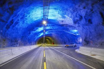 Når strekningen er hele 5,4 kilometer er det godt med et par øyeåpnere undervegs. I to av nisjene er det lagt inn blått lys. Foto: Erik Jenssen