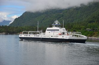 MF Ampere er Norges første batteriferge. Den trafikkerer strekningen mellom Lavik og Oppedal i Sogn og Fjordane. Foto: Wikimalte/Wikipedia