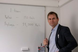 Transport er bare et av markedene hydrogen trengs i, sier adm. direktør i Nel, Jon André Løkke. Det er 33 000 kWh i et tonn av gassen, men bare 150 kWh i et tonn batteri. Foto: Odd R. Valmot