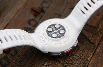 Pulsmåleren på undersiden bruker tre ulike sensortyper, pluss elektroder for å måle hudkontakt. Foto:  Kurt Lekanger