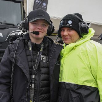Oliver og mamma Pernilla reiser nesten like mye og har et tett forhold. «Pappa og jeg hadde ikke klart oss uten mamma, hun fikser alt for oss», sier Oliver