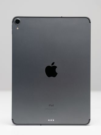 Metall: Apple og Huawei har en bakside i aluminium. Det er kanskje ikke like pent som glass, men gir et bedre grep og knuses ikke. Foto: Eirik Helland Urke