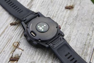 Fenix 5X Plus har en optisk pulsmåler på undersiden. Til venstre ser du ladekontakten. Foto:  Kurt Lekanger
