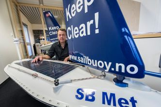 David Peddie, daglig leder i Offshore Sensing, med det autonome fartøyet som var det første i verden til å krysse Atlanterhavet Foto: Otto von Münchow