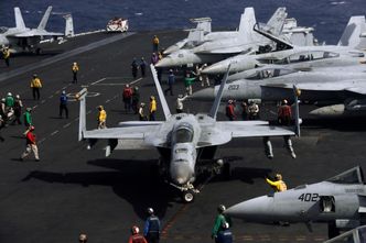 Amerikanske F/A-18 Super Hornet-kampfly om bord på USS Ronald Reagan i Sør-Kinahavet tirsdag 20. november. Foto: AP