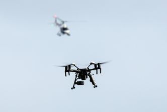 HELIKOPTER: Et bemannet helikopter fra Airlift fulgte flyvningen. Foto: UAS Norway