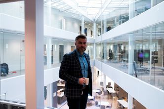 Espen Riska viser stolt frem Ateas nye bygg utenfor Stavanger. Foto: Delta V