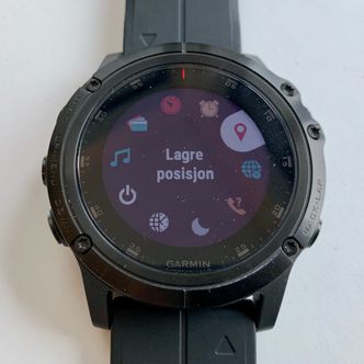 Holder du inne knappen øverst til venstre får du opp valg for å aktivere ulike funksjoner, som lommebok, musikkspiller, og mye annet. Denne menyen kan tilpasses hvis du vil.