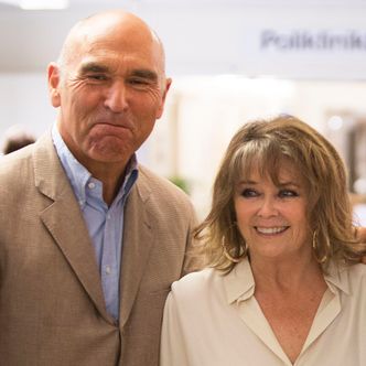 Gjensyn med eks-kona Wenche Myhre på Radiumhospitalet i juni 2016. Buchardt er tidligere behandlet for kreft ved sykehuset og er styreleder for støttegruppen Radiumhospitalets venner. Foto:  Ole Berg-Rusten / NTB scanpix